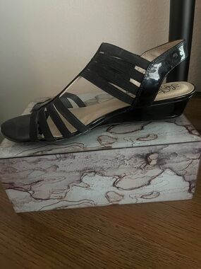 Life Stride Black Strappy Slingback Wedge Sandals 
Size 9.5